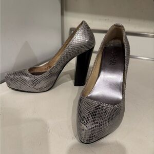 Michael Kors - size 5.5 - silver / snake skin print